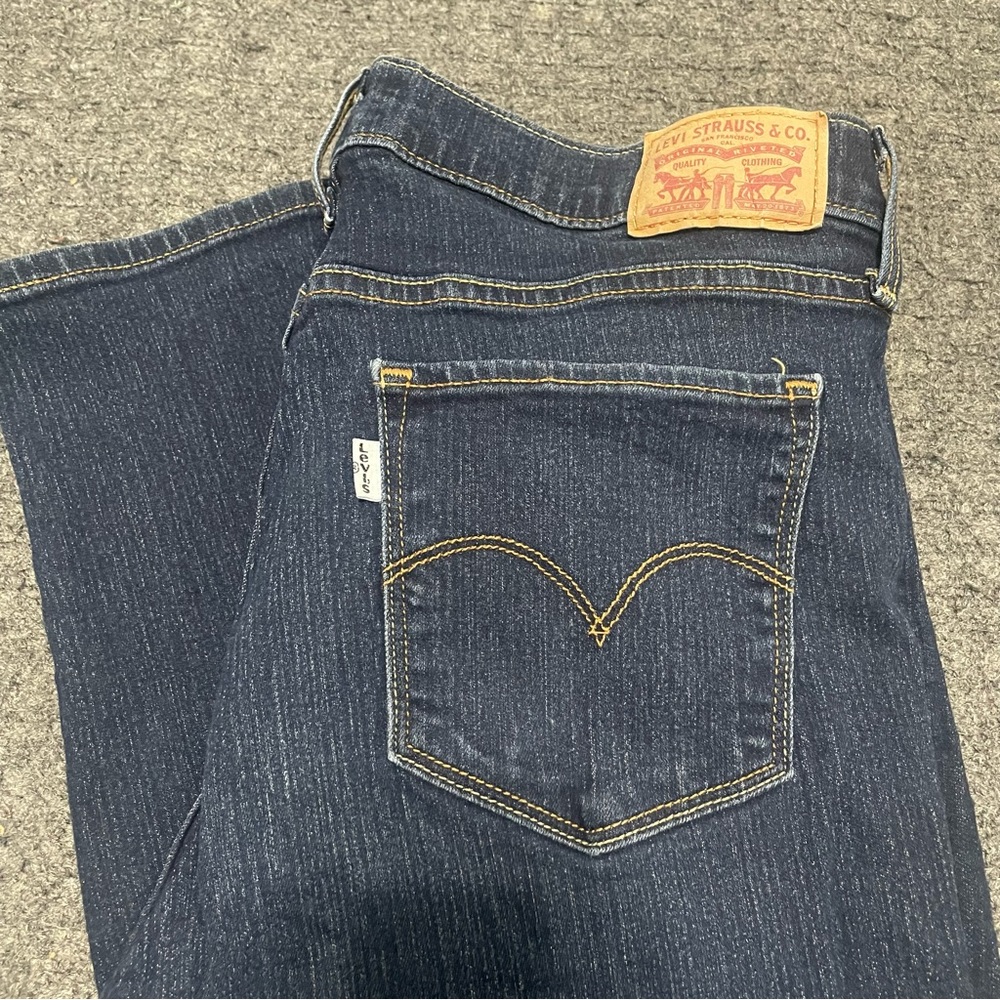 311 Women’s Levi’s Shaping Skinny